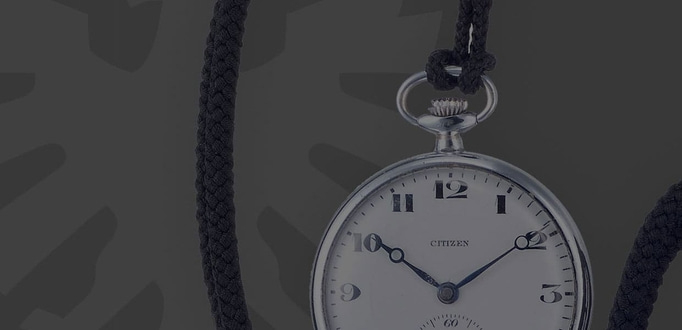 Close-up van een Citizen zakhorloge met een zwart koord, elegant en vintage.