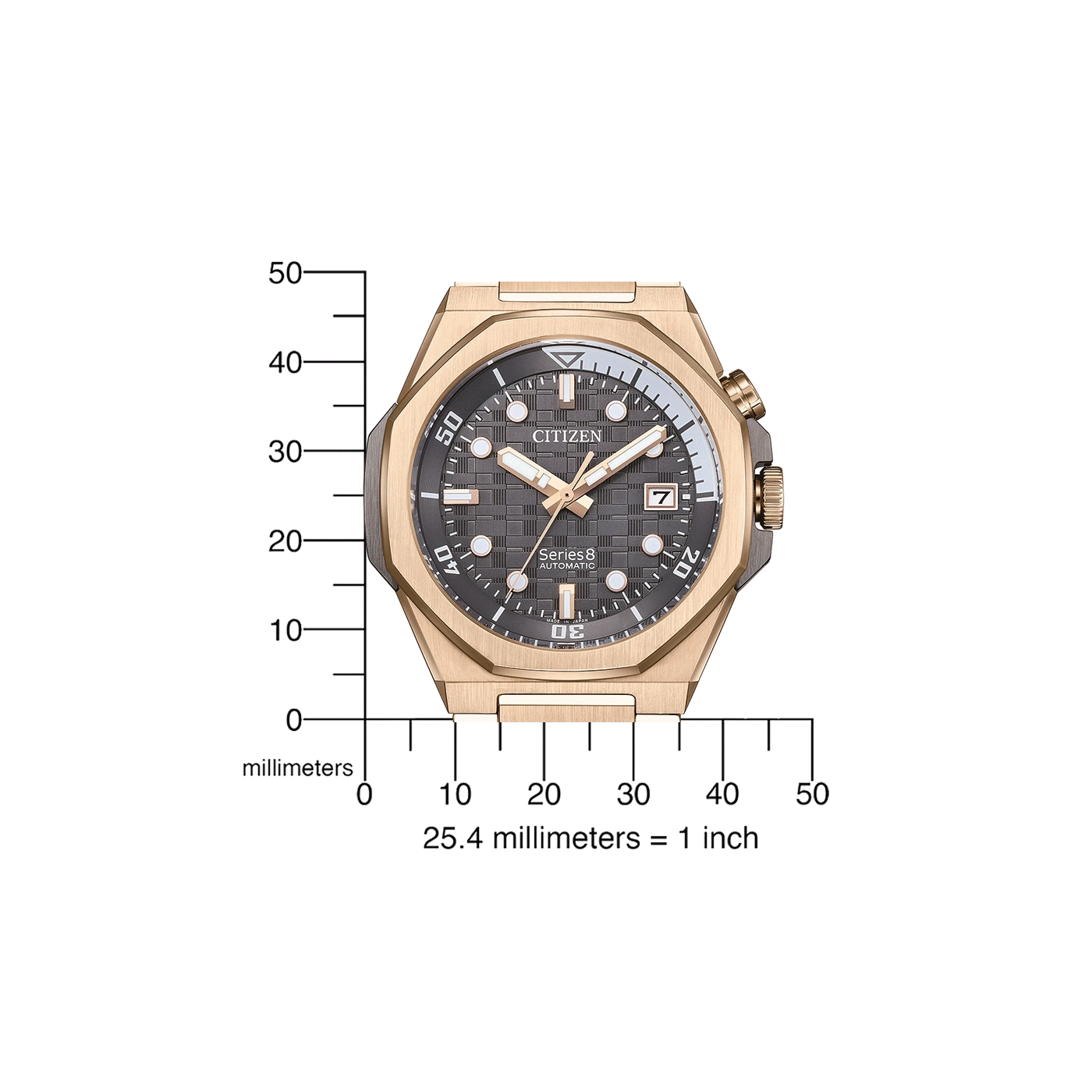 Citizen horloge met gouden kast, zwarte wijzerplaat en millimeterschaal voor maatvergelijking.