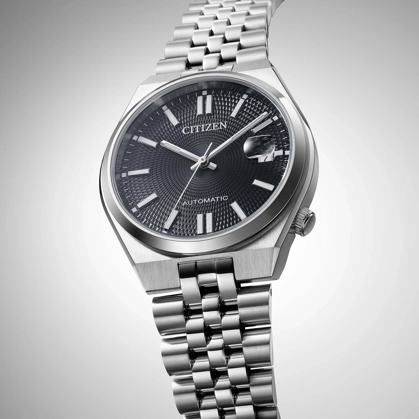 Close-up van een roestvrijstalen Citizen automatisch horloge met zwarte wijzerplaat.