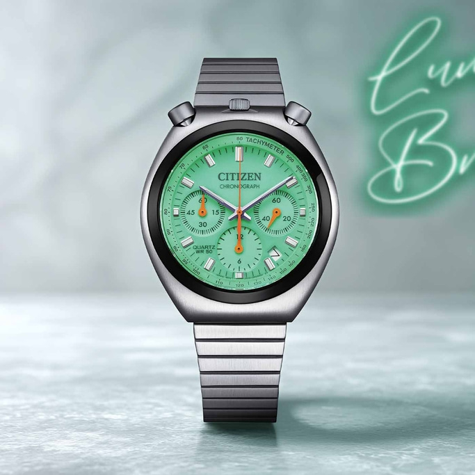 Een vintage Citizen chronograaf horloge met groene wijzerplaat en zilveren band.