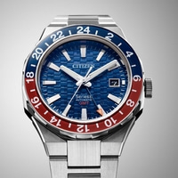 Citizen horloge met blauw en rode bezel, GMT-functie en datumweergave.
