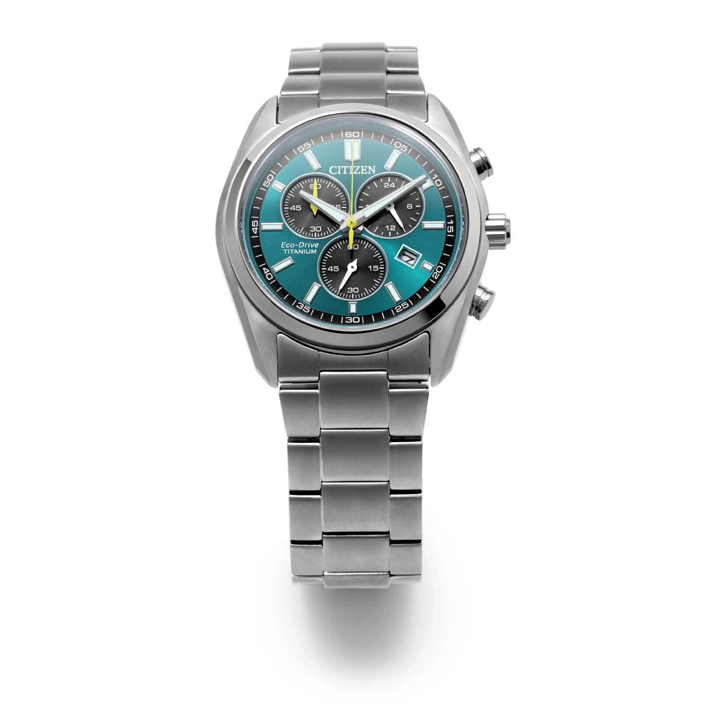 Een Citizen Eco-Drive Titanium chronograaf horloge met een teal wijzerplaat.