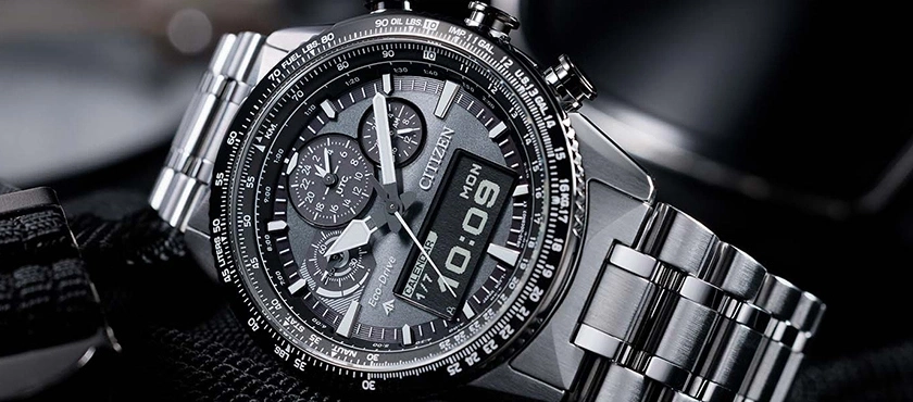 Close-up van een Citizen horloge met een gedetailleerde wijzerplaat en metalen band, die de tijd toont.