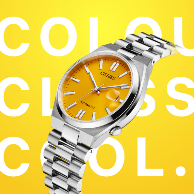 Citizen horloge met gele wijzerplaat en zilveren band op gele achtergrond.