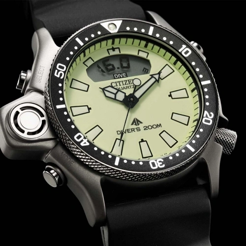 Citizen duikhorloge met zwarte bezel en digitale diepte-aanduiding.