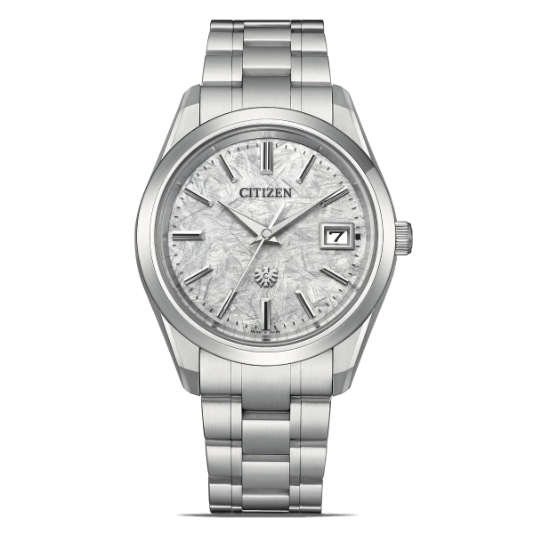 Citizen horloge met zilveren band en getextureerde wijzerplaat, datumweergave.