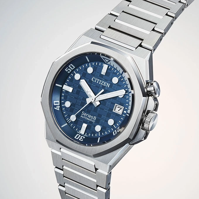 Citizen Series 8 automatisch horloge met blauwe wijzerplaat en stalen armband.