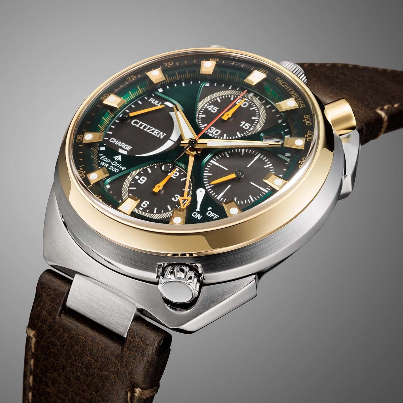 Een close-up van een groene Citizen Eco-Drive horloge met gouden accenten en leren band.
