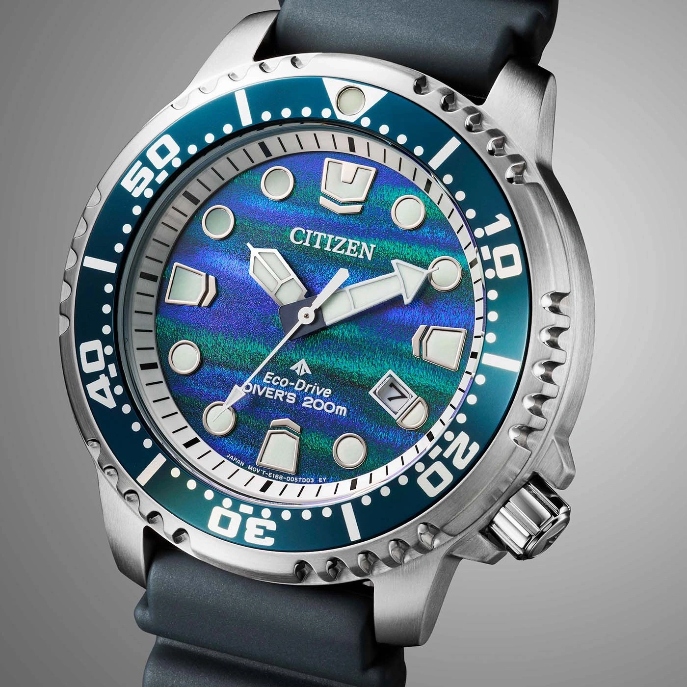 Close-up van een Citizen Eco-Drive duikhorloge met blauw-groene wijzerplaat.