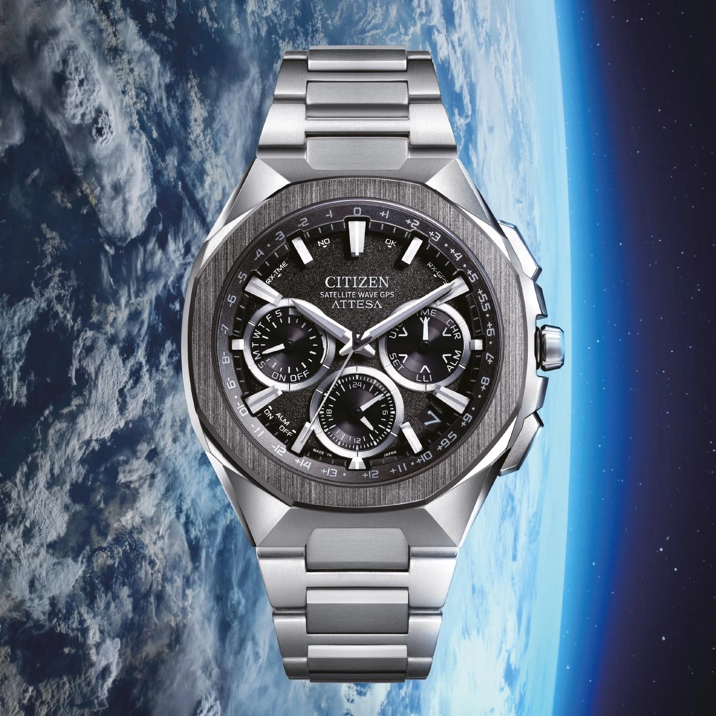 Citizen Attesa horloge met satellietgolf GPS, tegen een ruimteachtergrond.