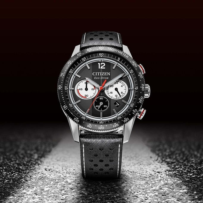 Een zwart Citizen Eco-Drive chronograaf horloge met geperforeerde leren band.