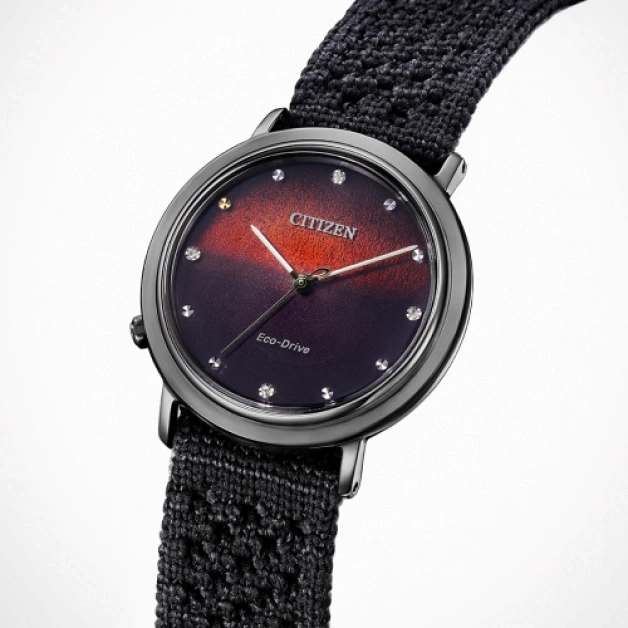 Citizen horloge met een donkere wijzerplaat en een textuur band.