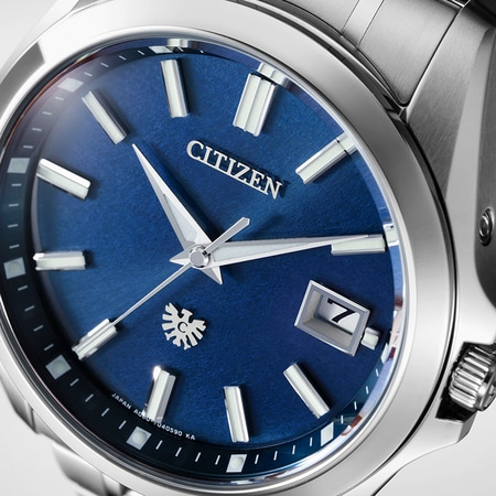 Citizen horloge met blauwe wijzerplaat, zilveren wijzers en datumweergave op 3 uur.