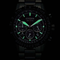 Een zwart Citizen Eco-Drive horloge met gloeiende groene wijzers en markeringen.