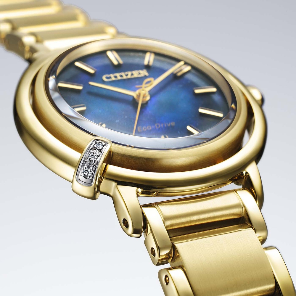 Gouden Citizen Eco-Drive horloge met blauwe wijzerplaat en diamantaccenten, close-up.