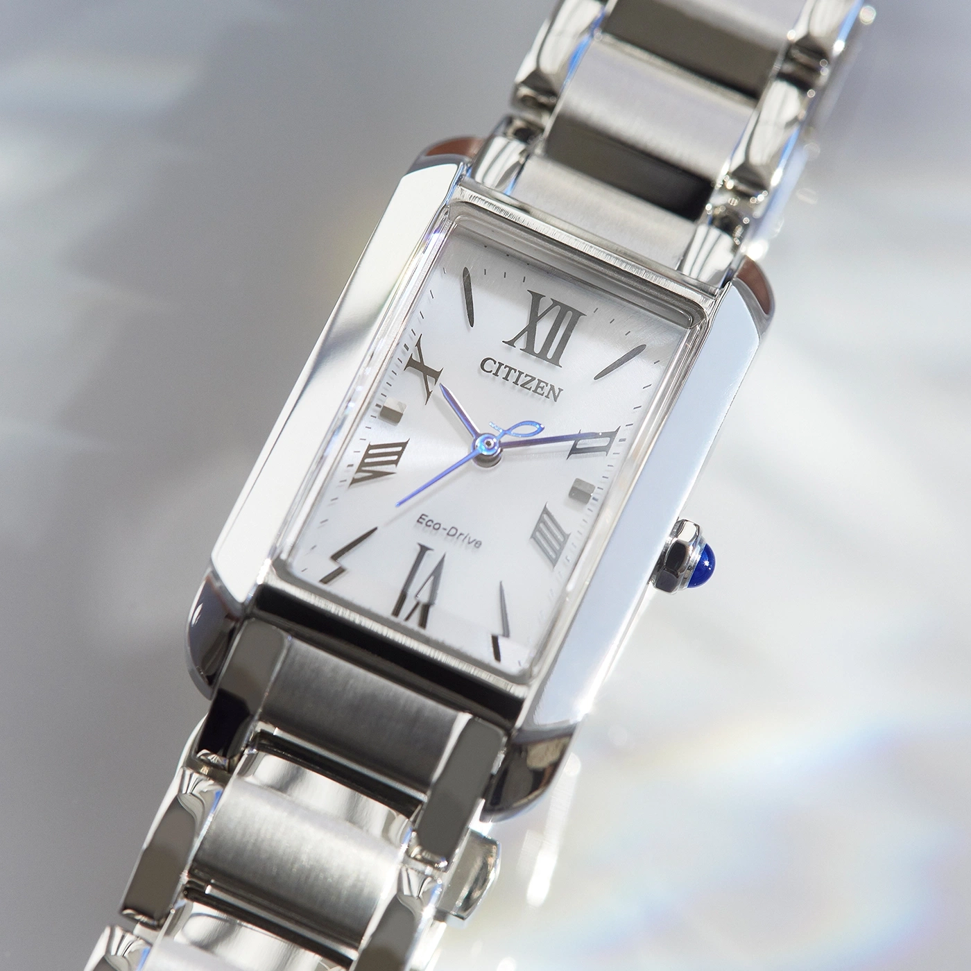 Citizen horloge met witte wijzerplaat en zilveren band, Eco-Drive technologie.