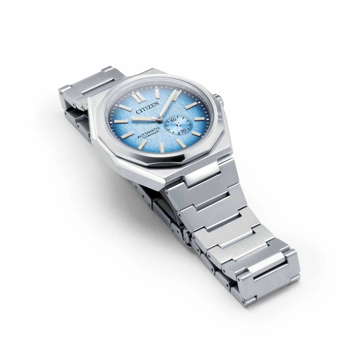 Citizen horloge met blauwe wijzerplaat en zilveren band op witte achtergrond