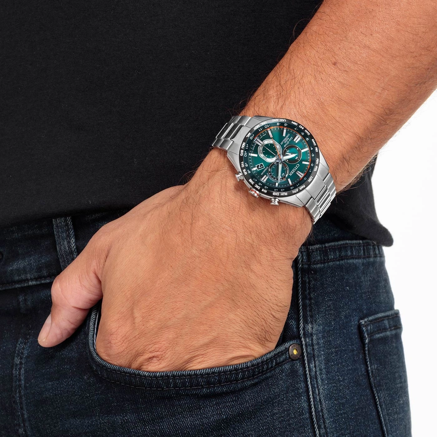 Man met Citizen horloge, hand in zak, spijkerbroek, zwart shirt.