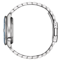 Zijaanzicht van een zilveren horloge met een blauwe wijzerplaat en metalen band.