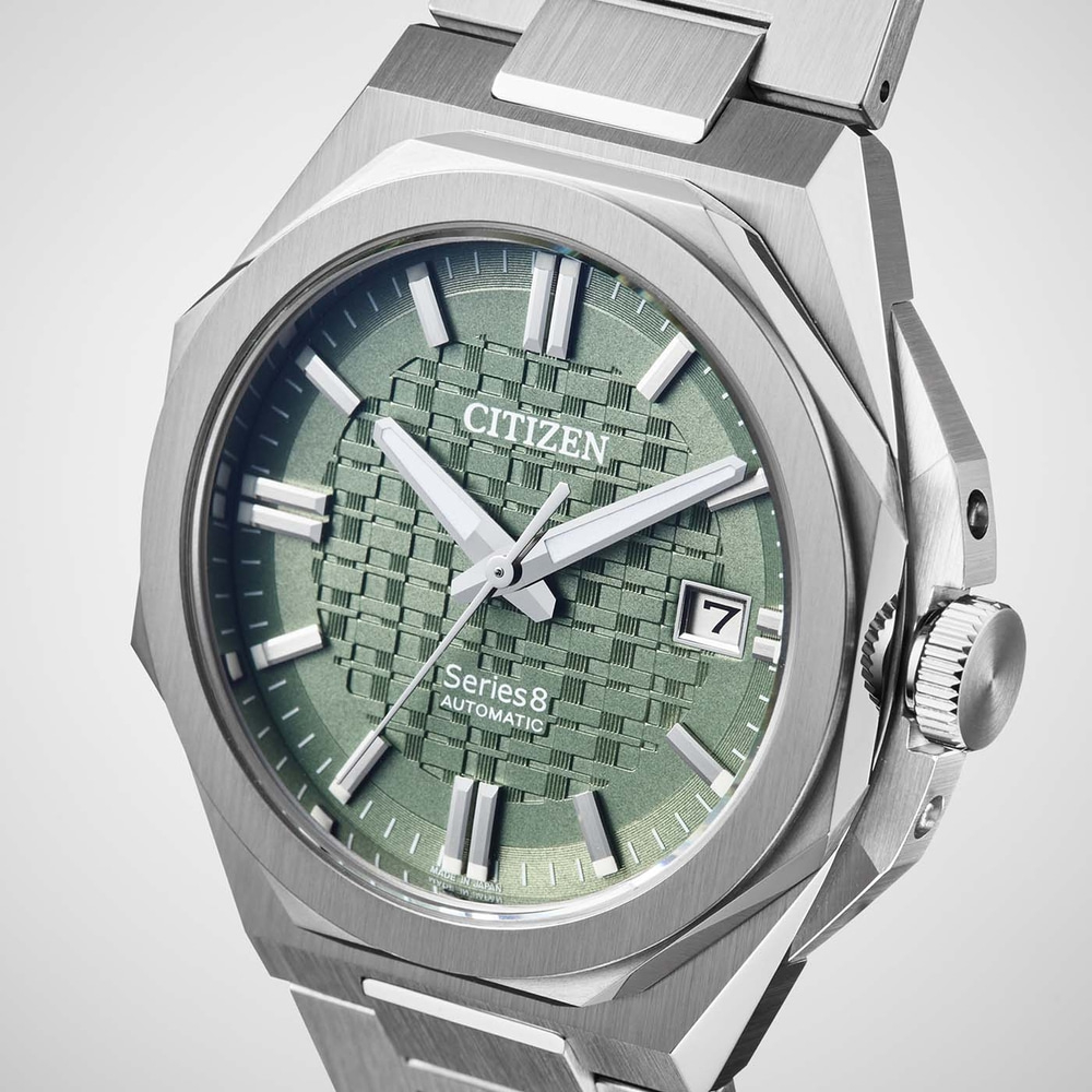 Close-up van een groene Citizen Series 8 automatische horloge met geweven wijzerplaat.
