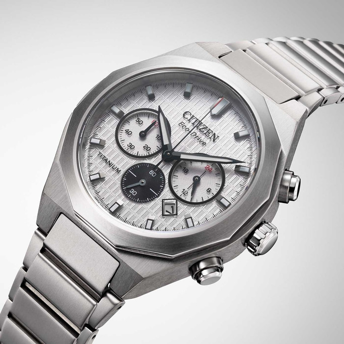 Citizen Eco-Drive titanium horloge met chronograaf en datumweergave, zilveren wijzerplaat.