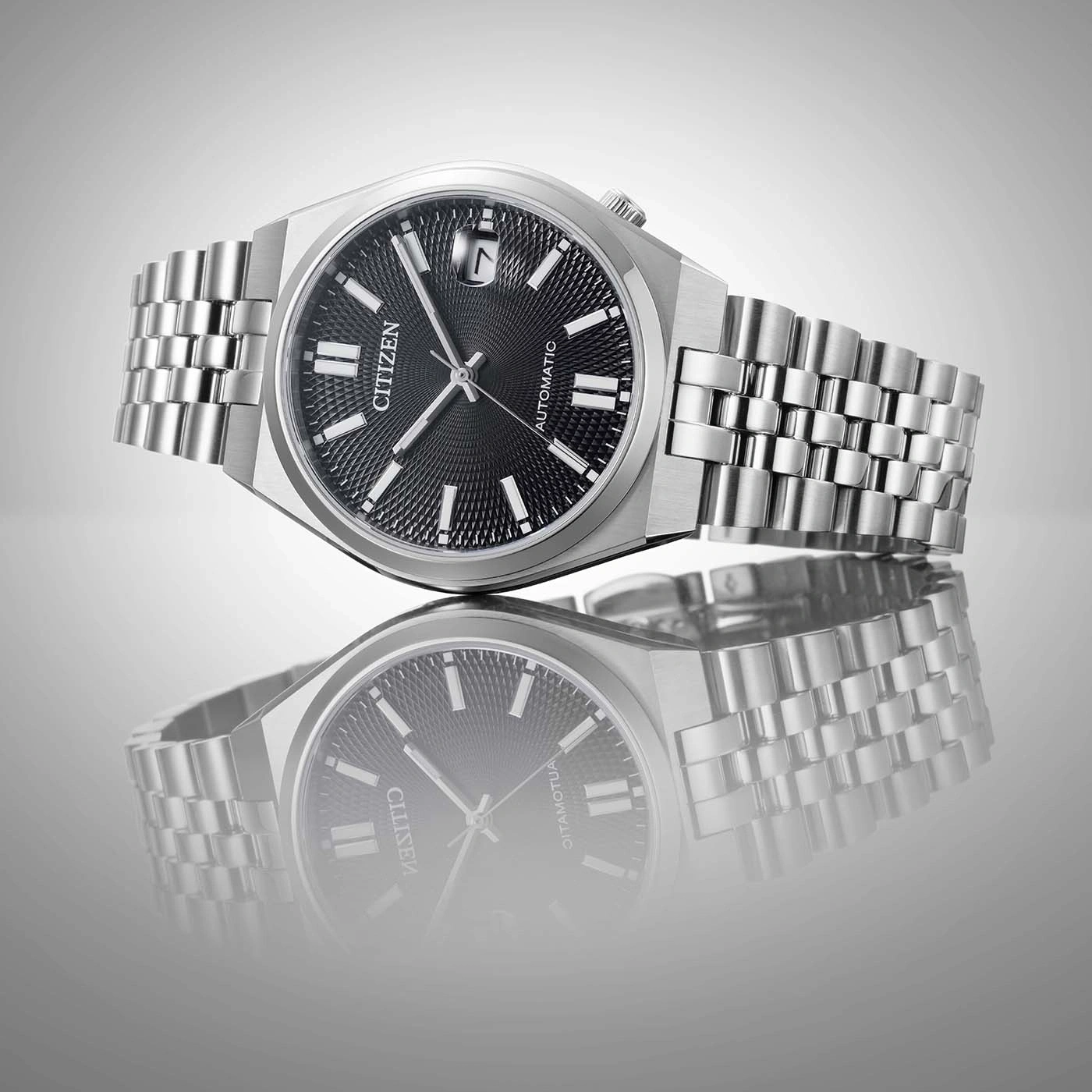 Citizen automatische horloge met zwarte wijzerplaat en roestvrijstalen band.