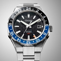 Citizen Series 8 GMT horloge met zwarte en blauwe bezel, datumweergave.