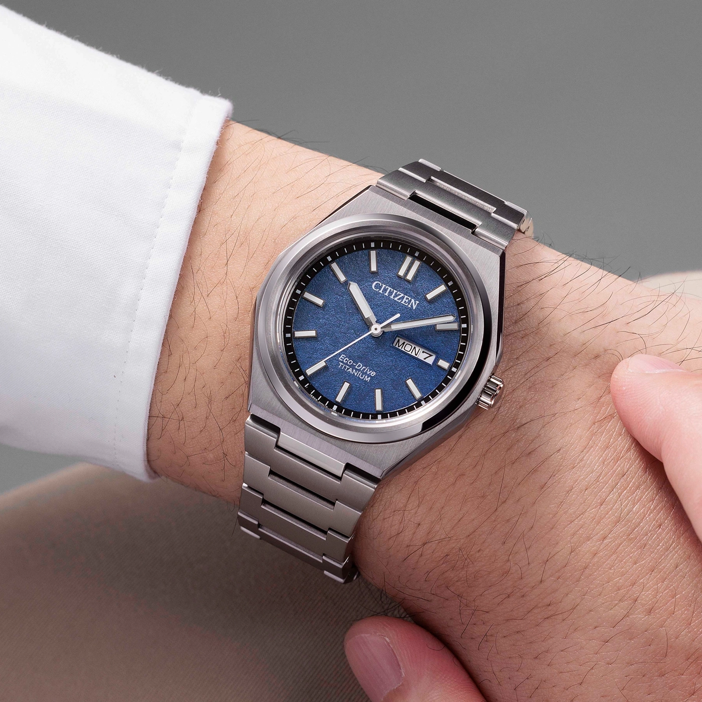 Citizen horloge om de pols, blauwe wijzerplaat, titanium, Eco-Drive, Ma 7, close-up