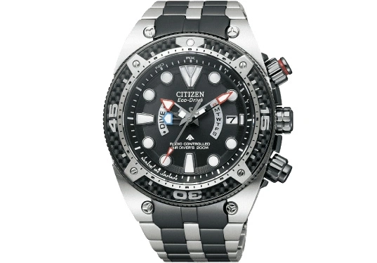 Citizen Eco-Drive horloge met zwarte wijzerplaat, duikfuncties en roestvrijstalen band.
