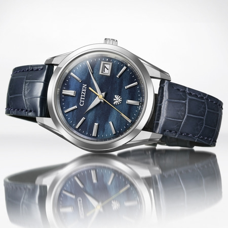 Citizen horloge met blauwe wijzerplaat en leren band, elegant design, datumweergave.