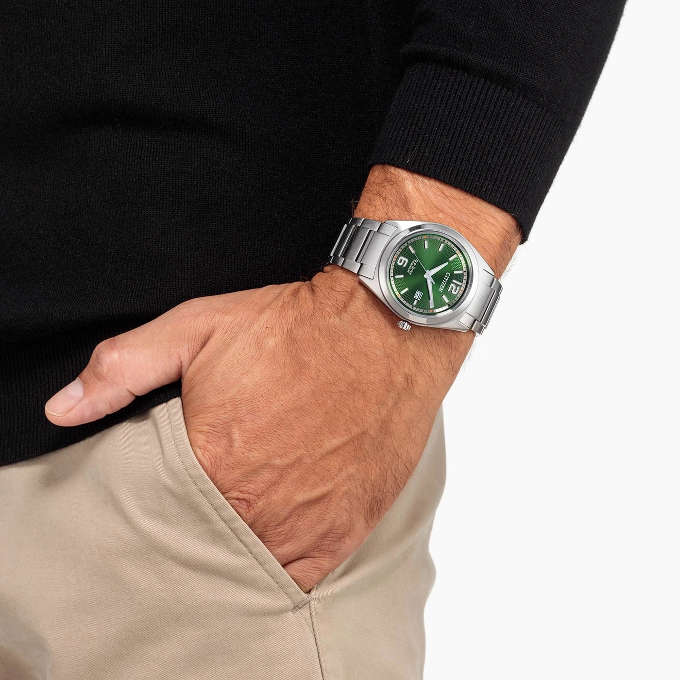 Man met een Citizen horloge met groene wijzerplaat en zilveren armband.