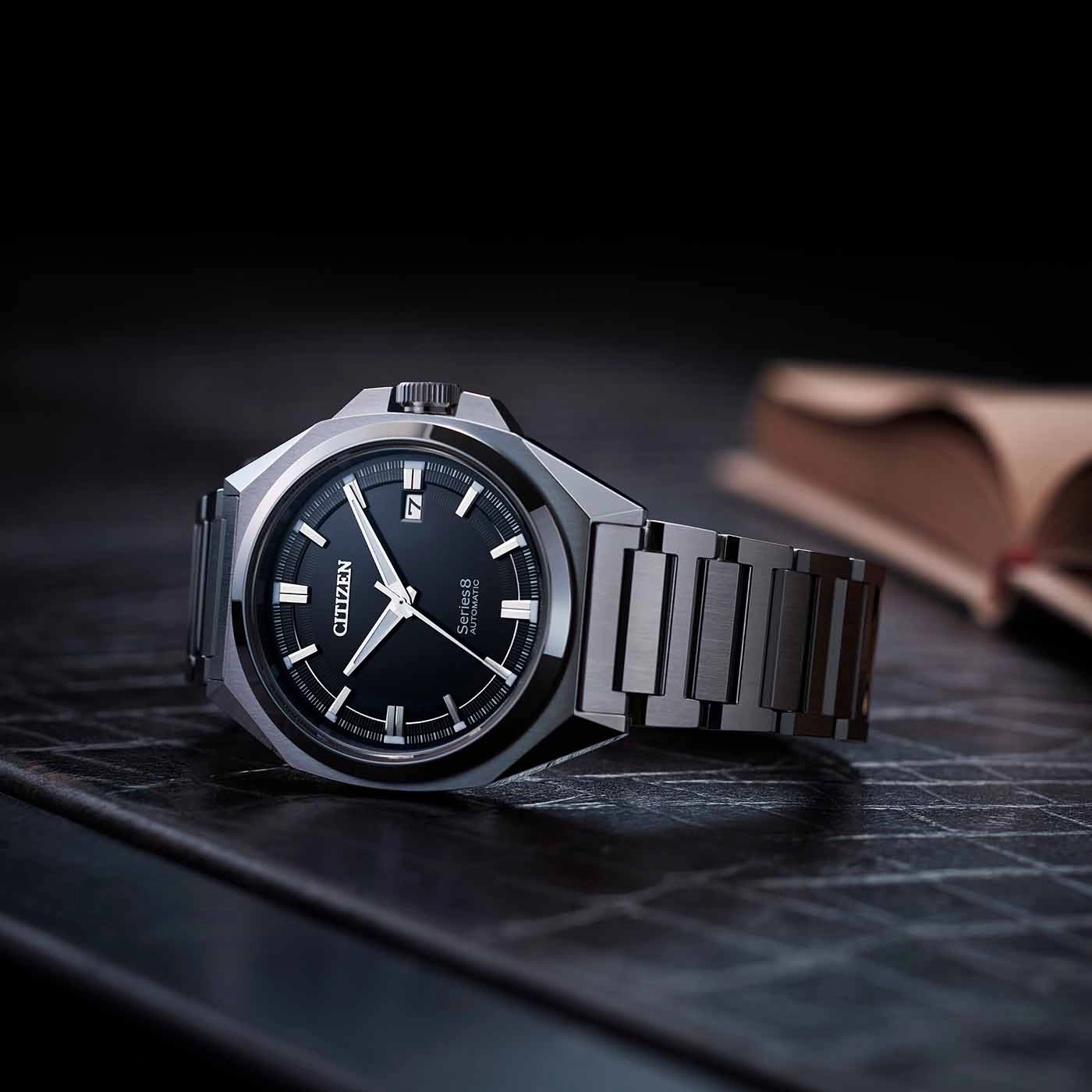 Citizen Series 8 automatisch horloge met zwarte wijzerplaat en metalen armband
