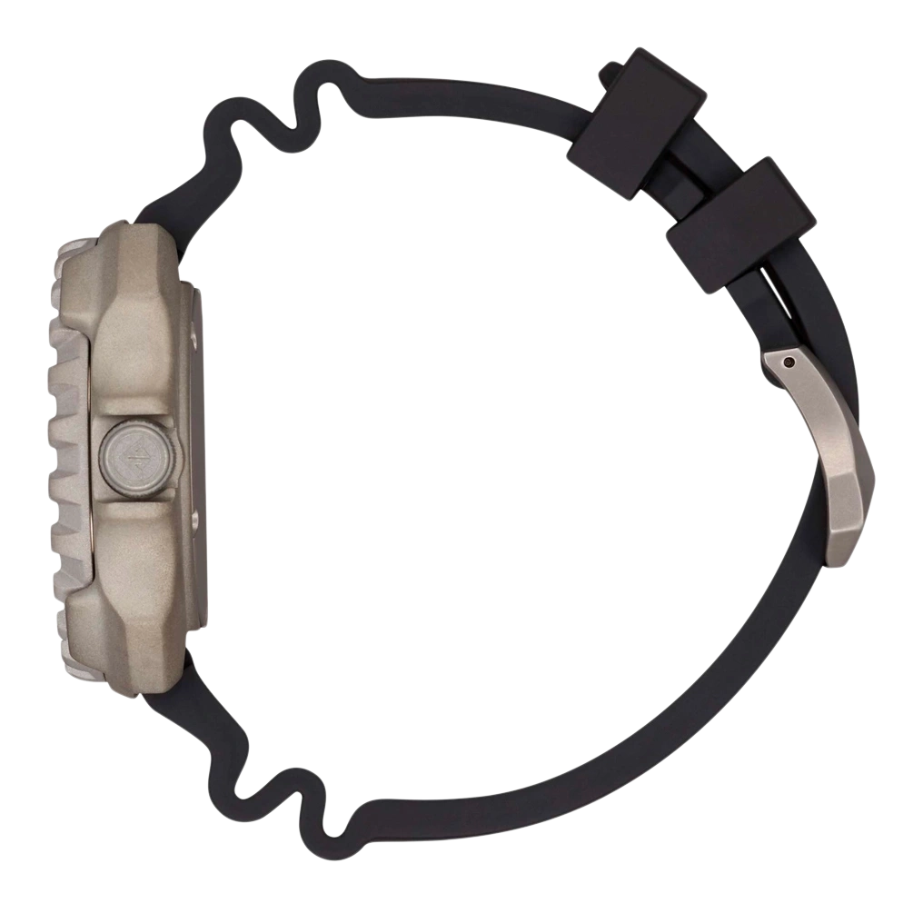 Zijaanzicht van een horloge met een zwarte band en een zilveren gesp.
