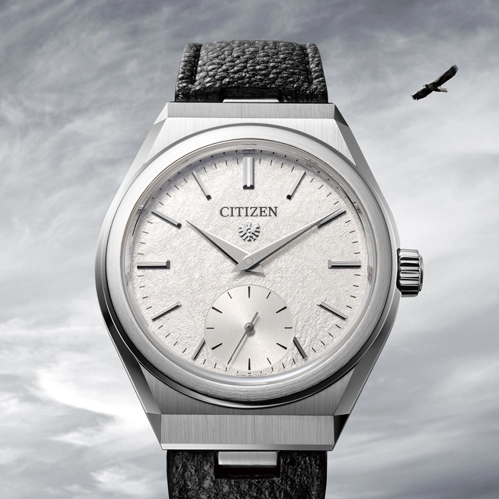 Citizen horloge met een getextureerde wijzerplaat en een zwarte leren band, vliegende adelaar.