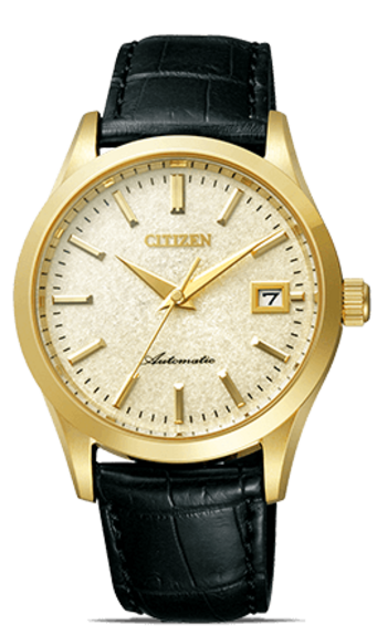 Gouden Citizen horloge met zwarte leren band en datumweergave.