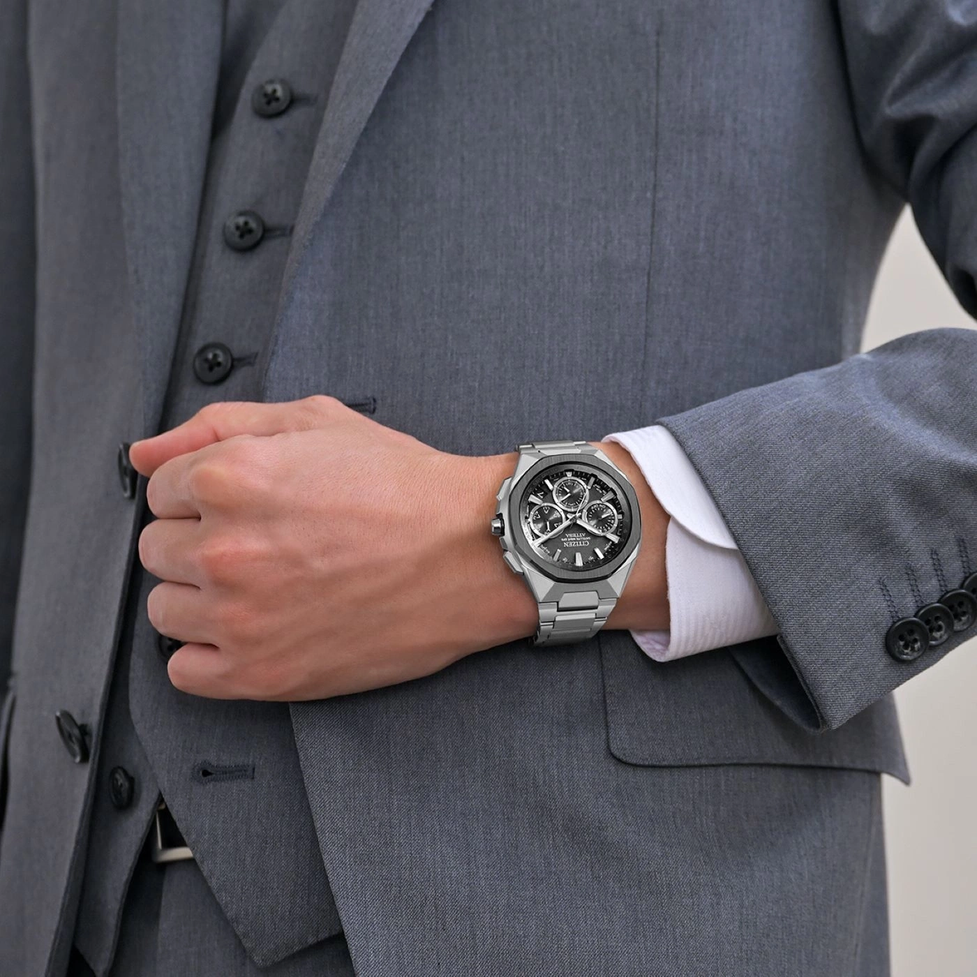 Man in pak met zilveren horloge. Formele kleding en polshorloge.