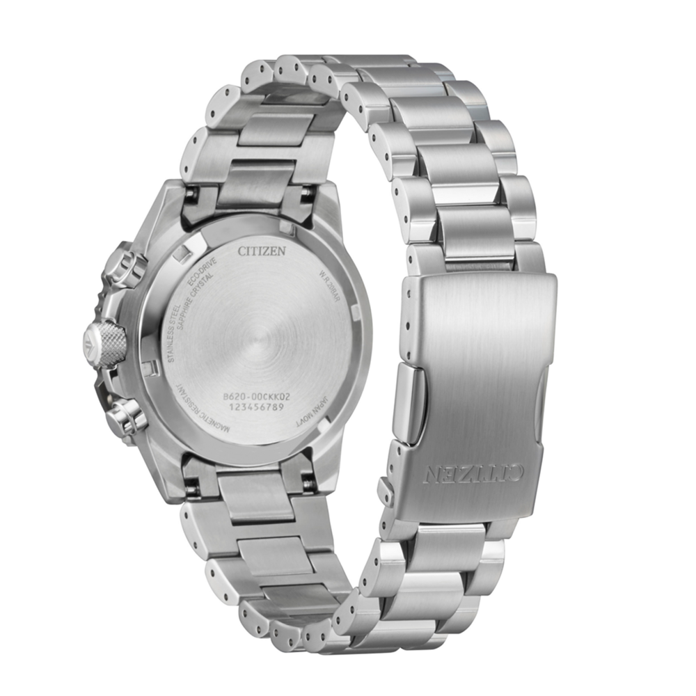 Achterkant van een roestvrijstalen Citizen Eco-Drive horloge met metalen band.