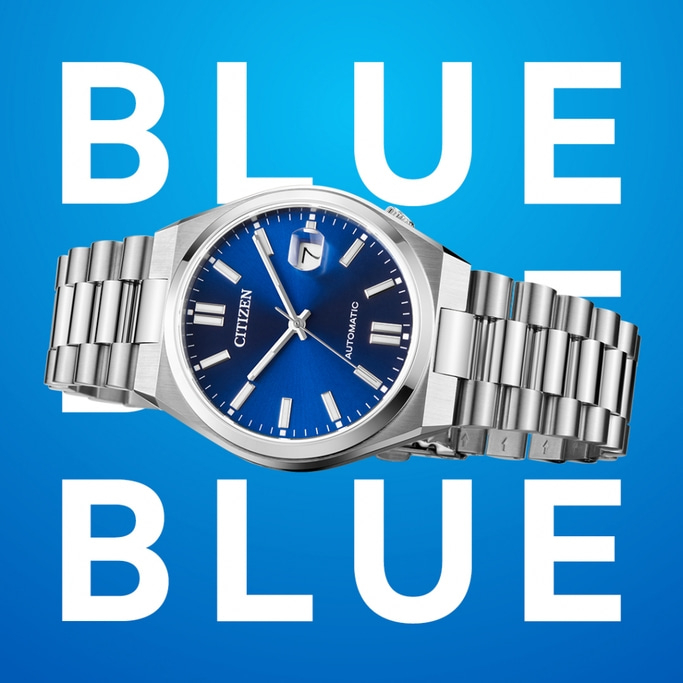 Citizen horloge met blauwe wijzerplaat en metalen band, omringd door het woord BLUE.