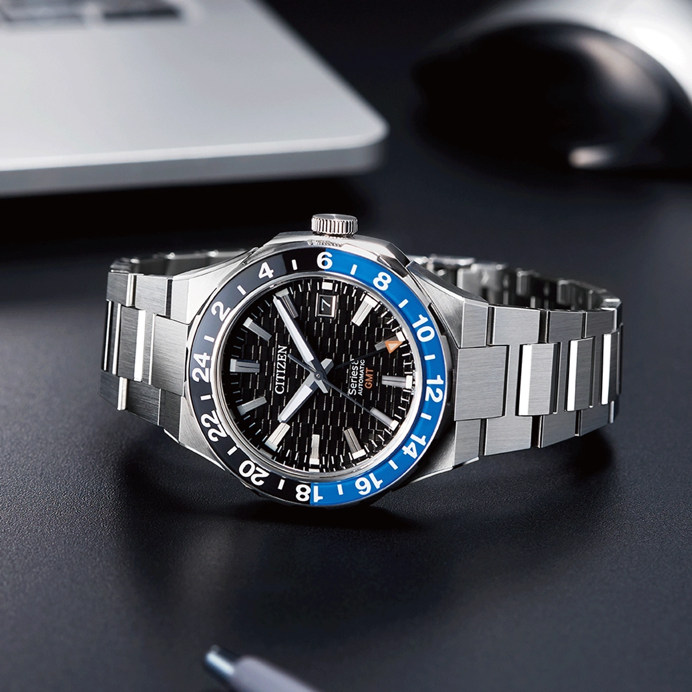 Citizen horloge met zwarte en blauwe bezel, roestvrijstalen armband en GMT-functie.