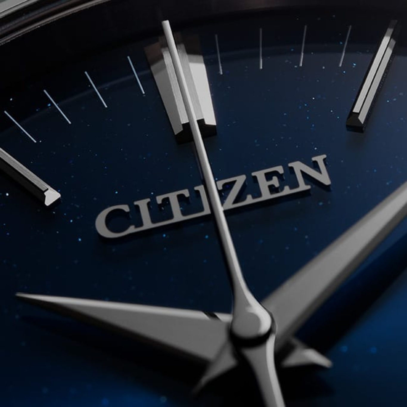 Close-up van een Citizen horlogekast met wijzers en logo op een blauwe achtergrond.