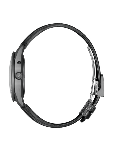 Zijaanzicht van een zwart horloge met leren band op een groene achtergrond.