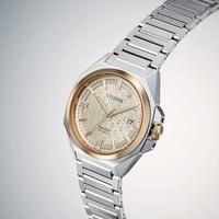 Citizen Series 8 automatische horloge met gouden accenten en zilveren band.