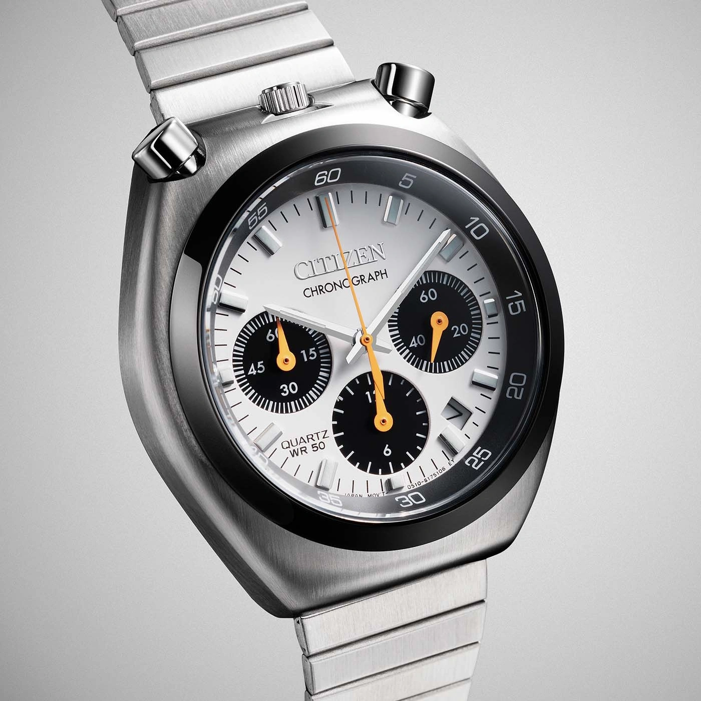 Close-up van een zilveren Citizen chronograaf horloge met een witte wijzerplaat en zwarte sub-wijzerplaten.
