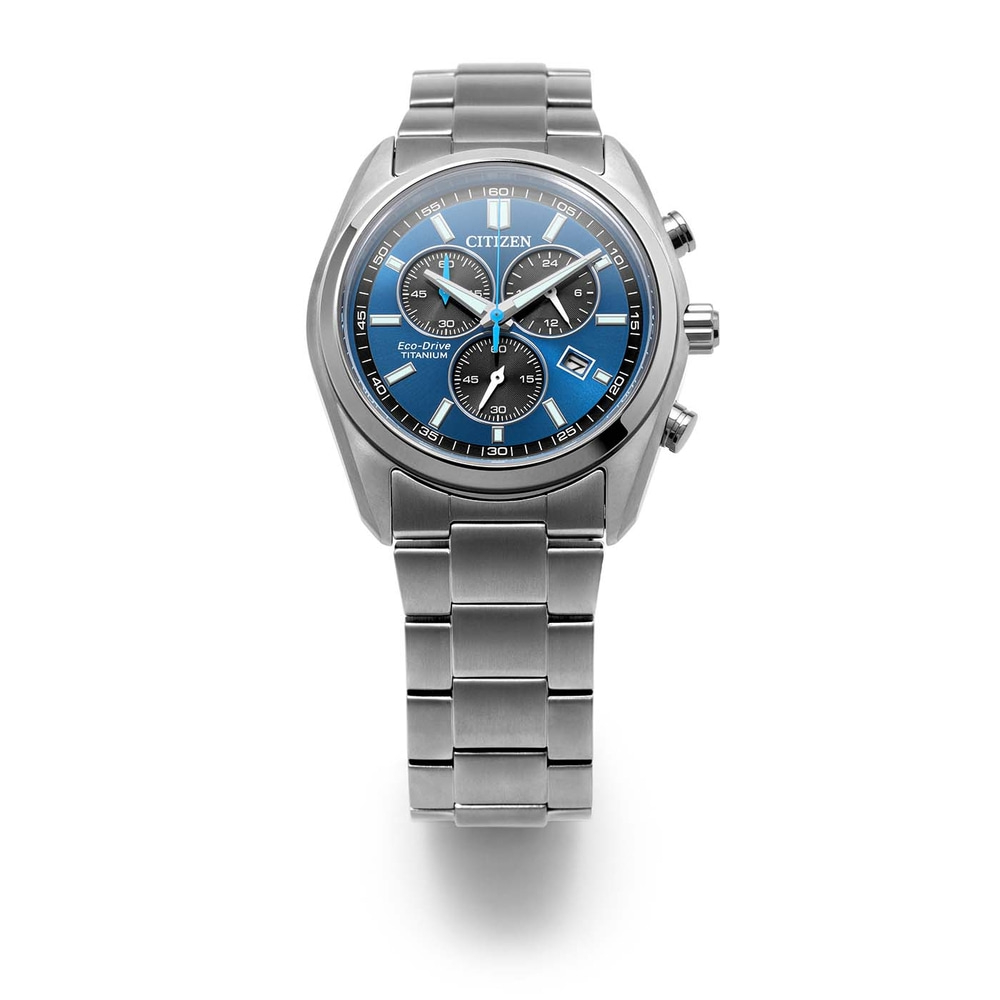 Een modern zilveren Citizen Eco-Drive Titanium chronograaf horloge met een blauwe wijzerplaat.
