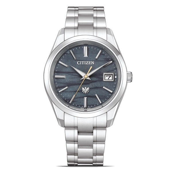 Citizen horloge met zilveren band en donkerblauwe wijzerplaat met datum.