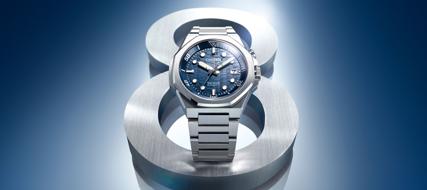 Citizen Series 8 horloge, blauwe wijzerplaat, roestvrij staal, op een metalen 8 vorm