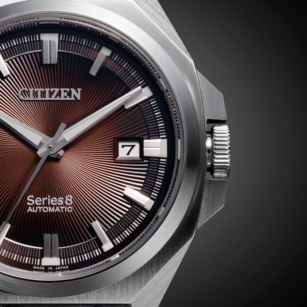 Close-up van een Citizen Series 8 automatisch horloge met een bruine wijzerplaat.