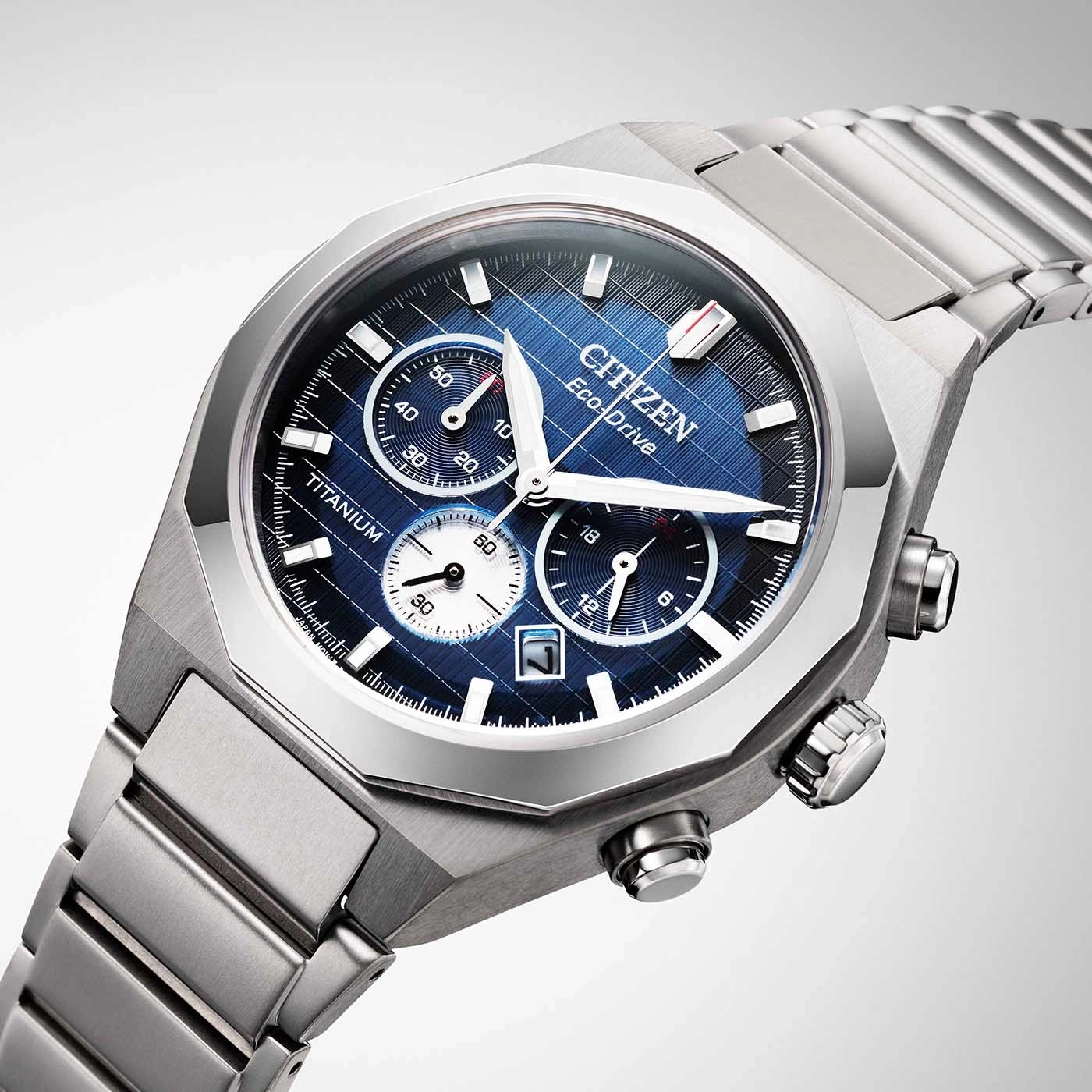 Citizen Eco-Drive titanium horloge met blauwe wijzerplaat en chronograaf functies.