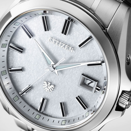 Close-up van een Citizen horloge met een zilveren wijzerplaat en wijzers.