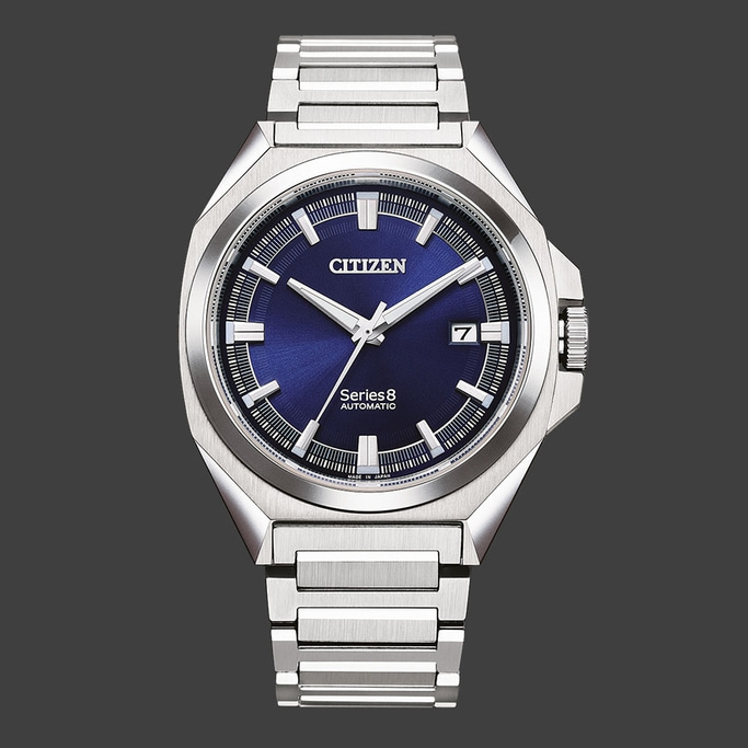 Citizen Series 8 automatisch horloge met blauwe wijzerplaat en zilveren armband.